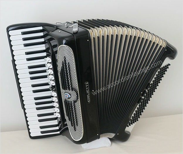 Giulietti Classic 57 120 Bass Piano Accordion - Accordion Lounge